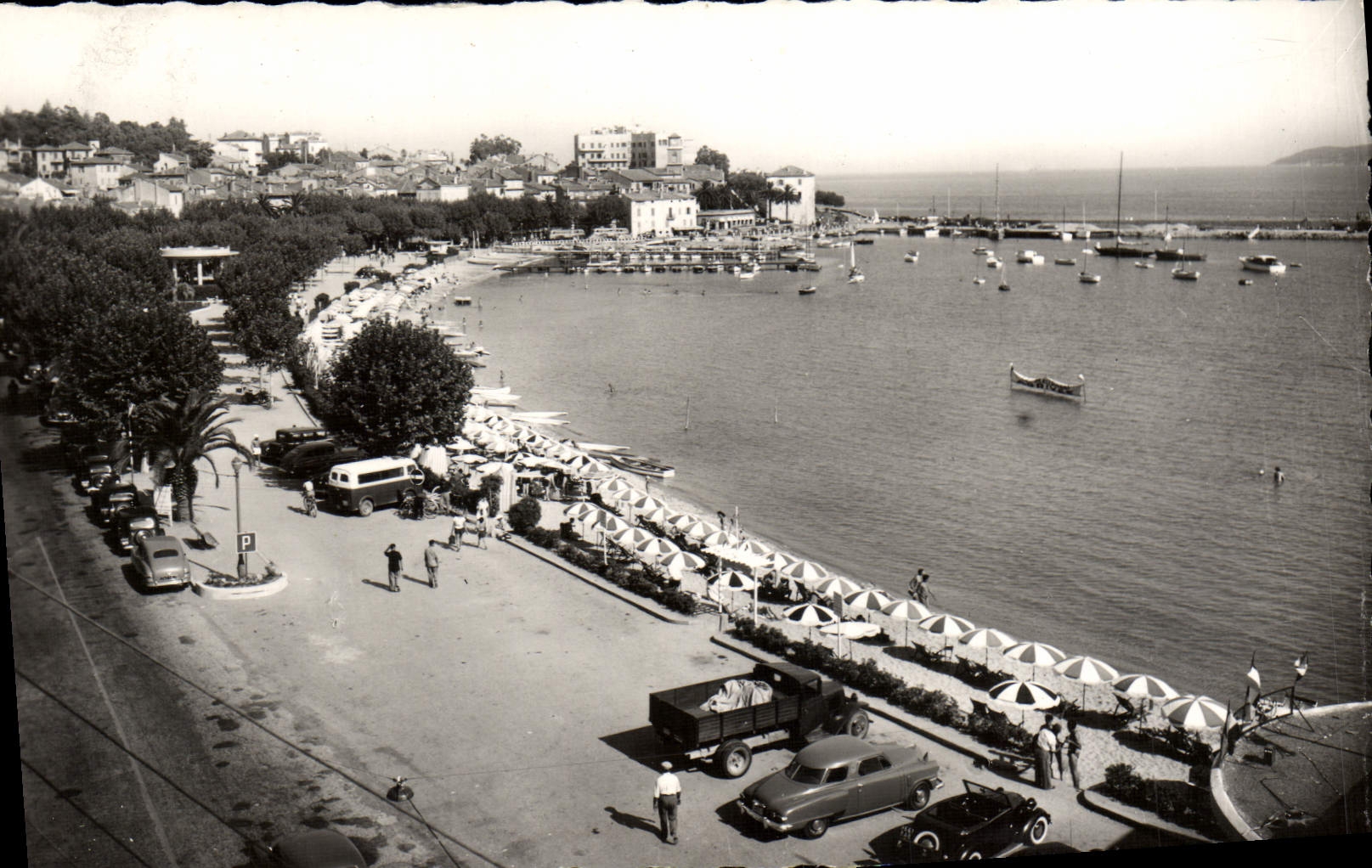 CPM Saint Maxime sur Mer La Promenade et la Plage
