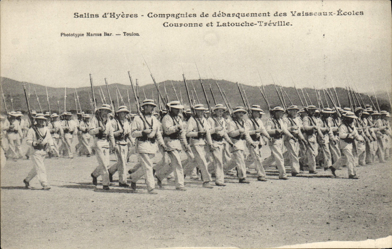 Salins d'Hyères - Compagnies de débarquement des Vaisseaux-Écoles Couronne et Latouche-Tréville — Phototypie Marius Bar. Toulon.