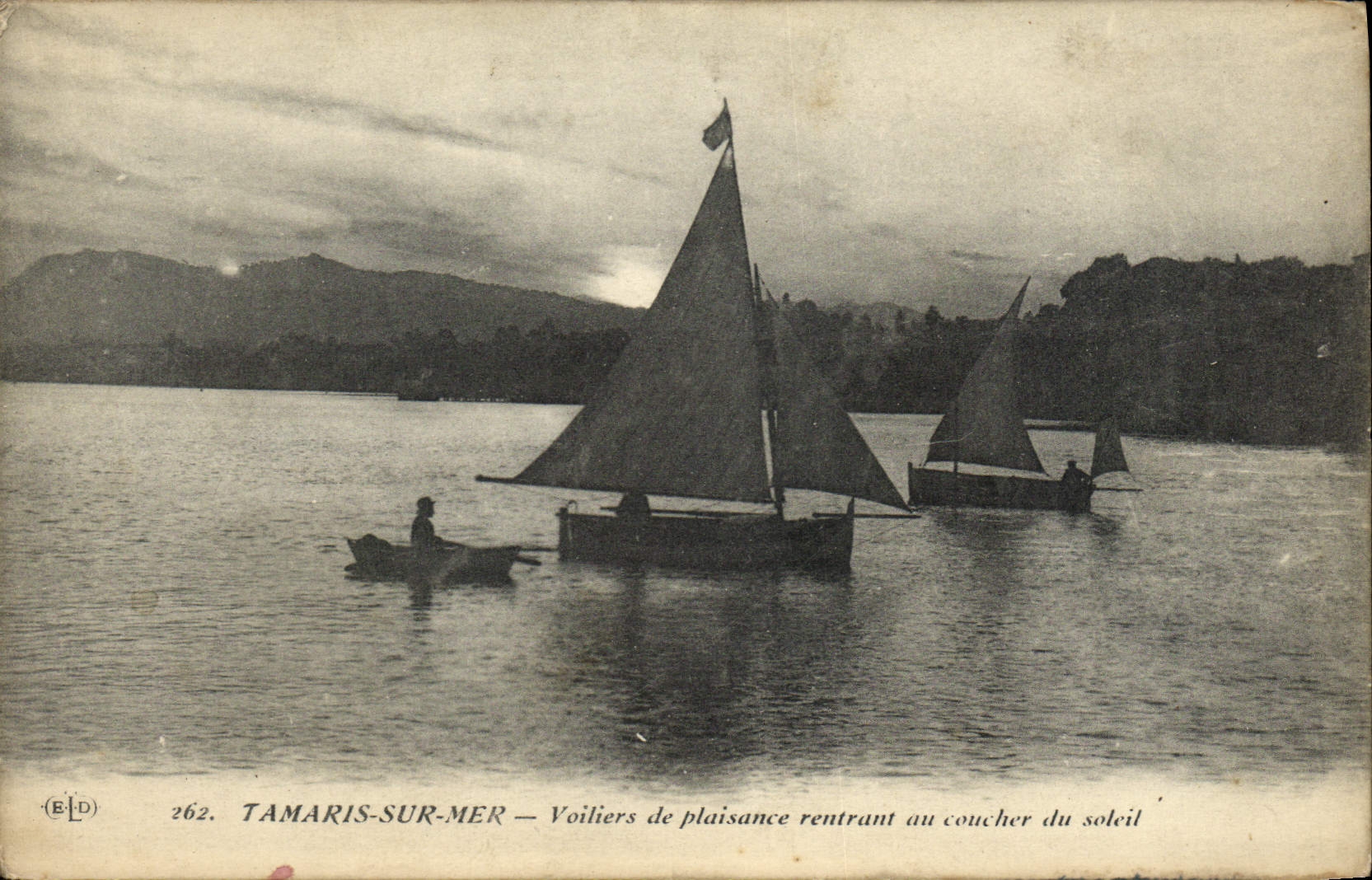 CPA Tamaris sur Mer Voiliers de plaisance rentrant au coucher de soleil Bateaux