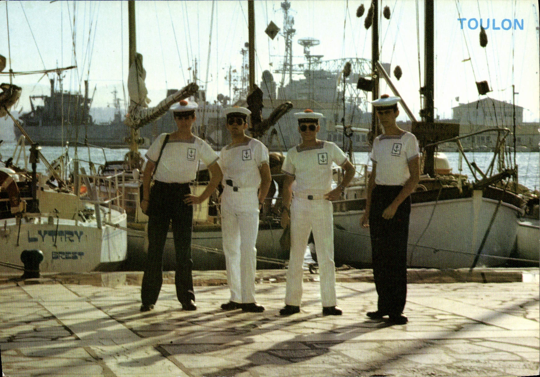 CPM Marins sur le Carre du Port Toulin BateauLittry