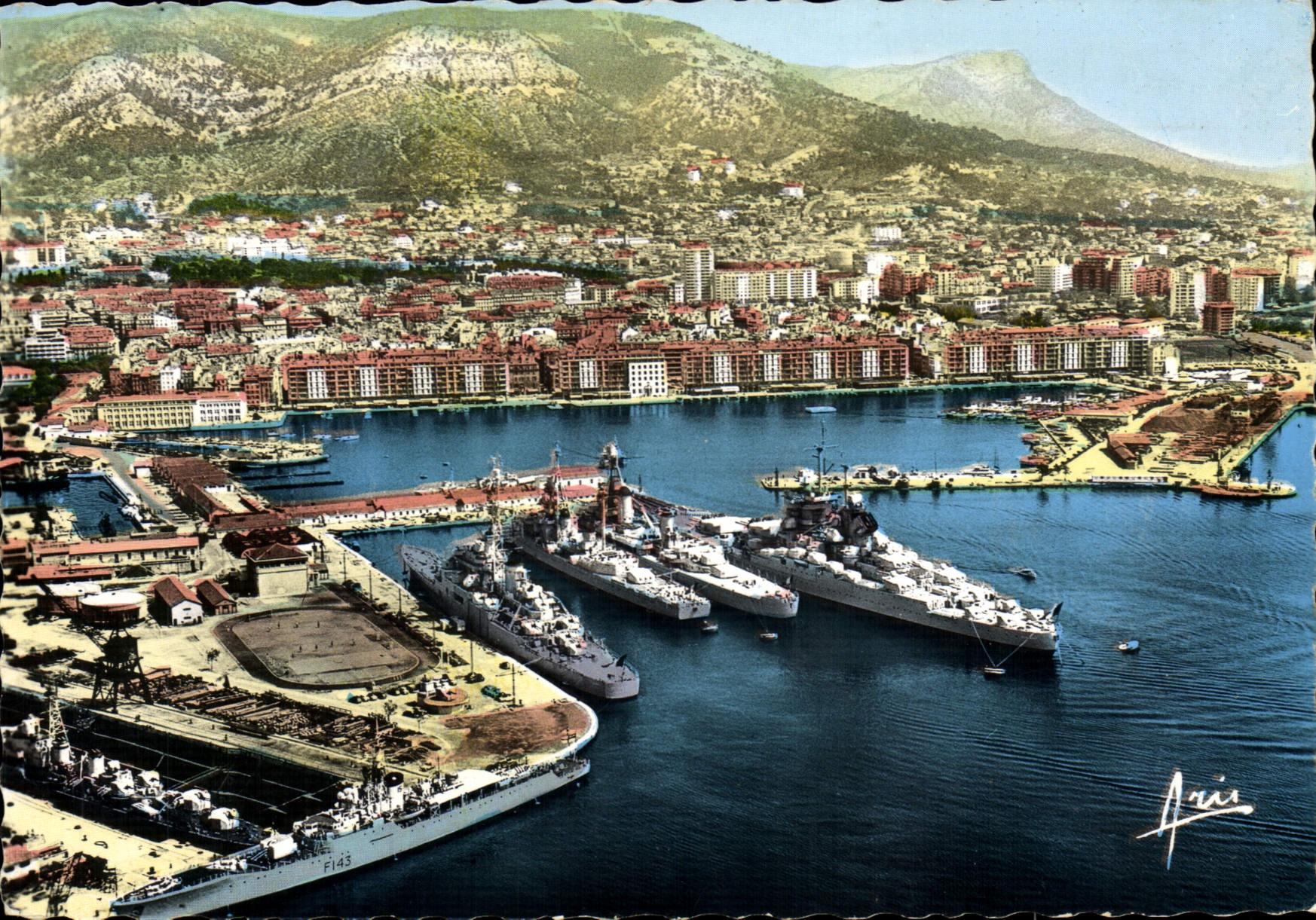 CPM Toulon Vue generale au Premier plan le Jean Bart et ses Bateaux Ecole F143