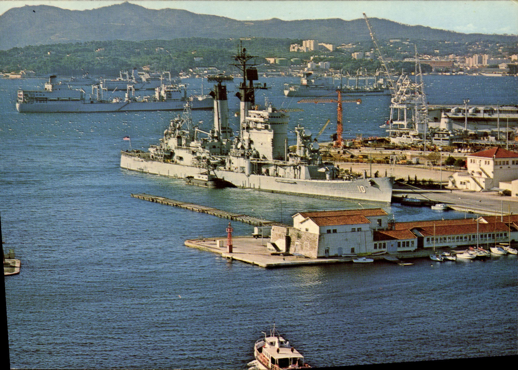CPM Toulon Gros plan sur les navires de guerre 