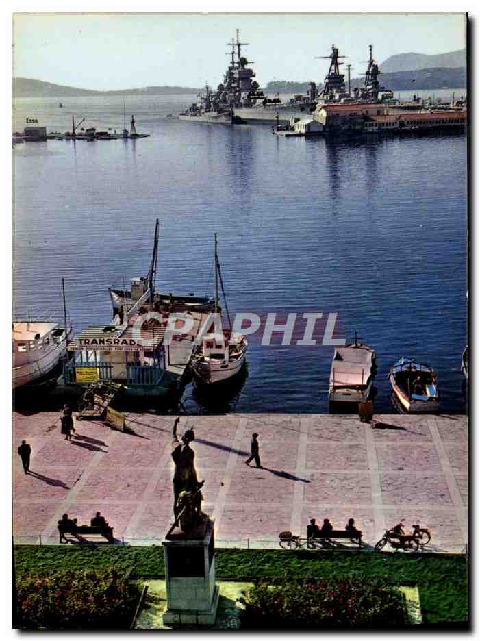 CPM Toulon La statue de Cuverville fae aux bateaux de la marine nationale Bateaux Transrade