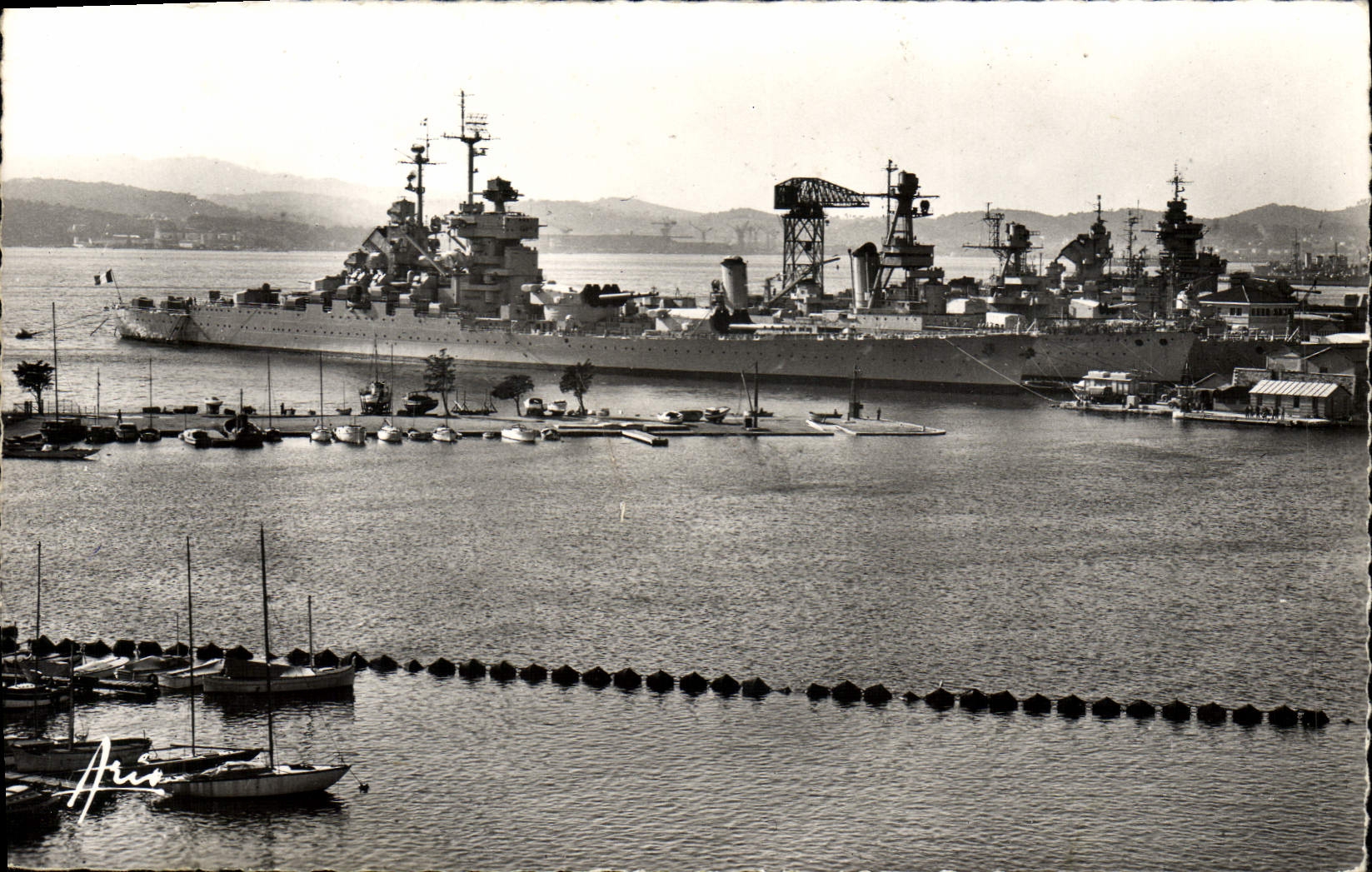 CPM Toulon Le Jean Bart Le Surcouf Le Richelieu au repos Bateaux 
