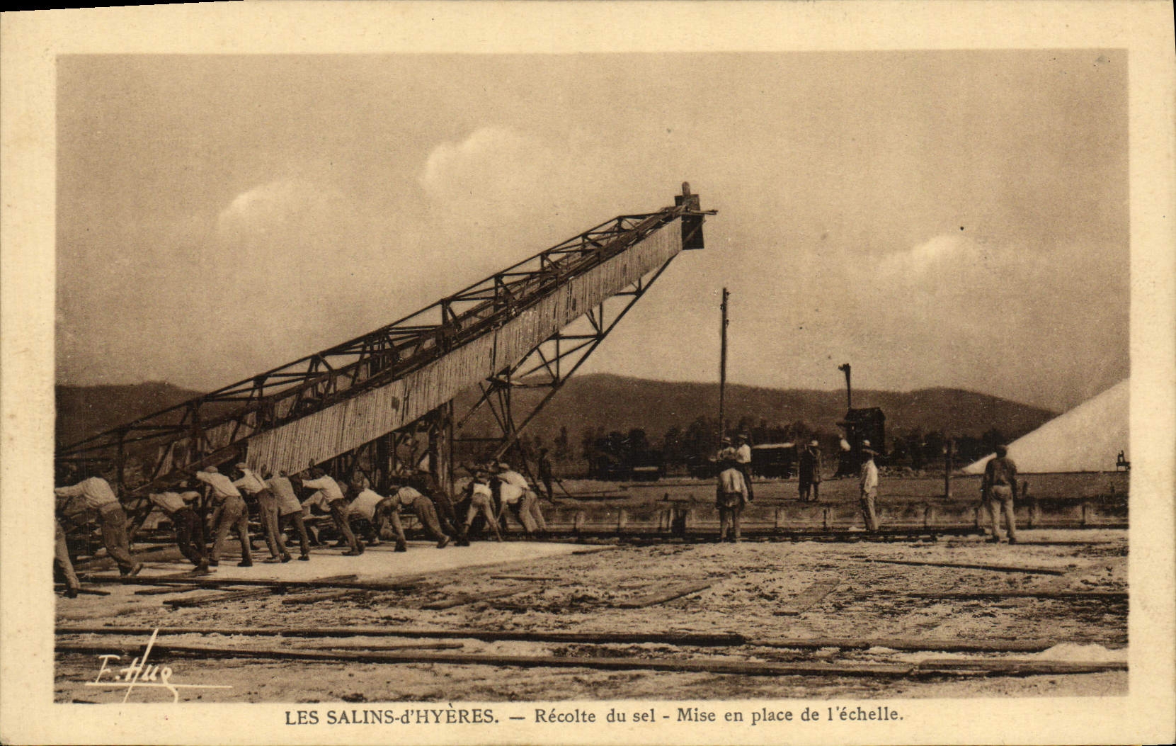 Les Salins-d'Hyères — Récolte du sel — Mise en place de l'échelle.