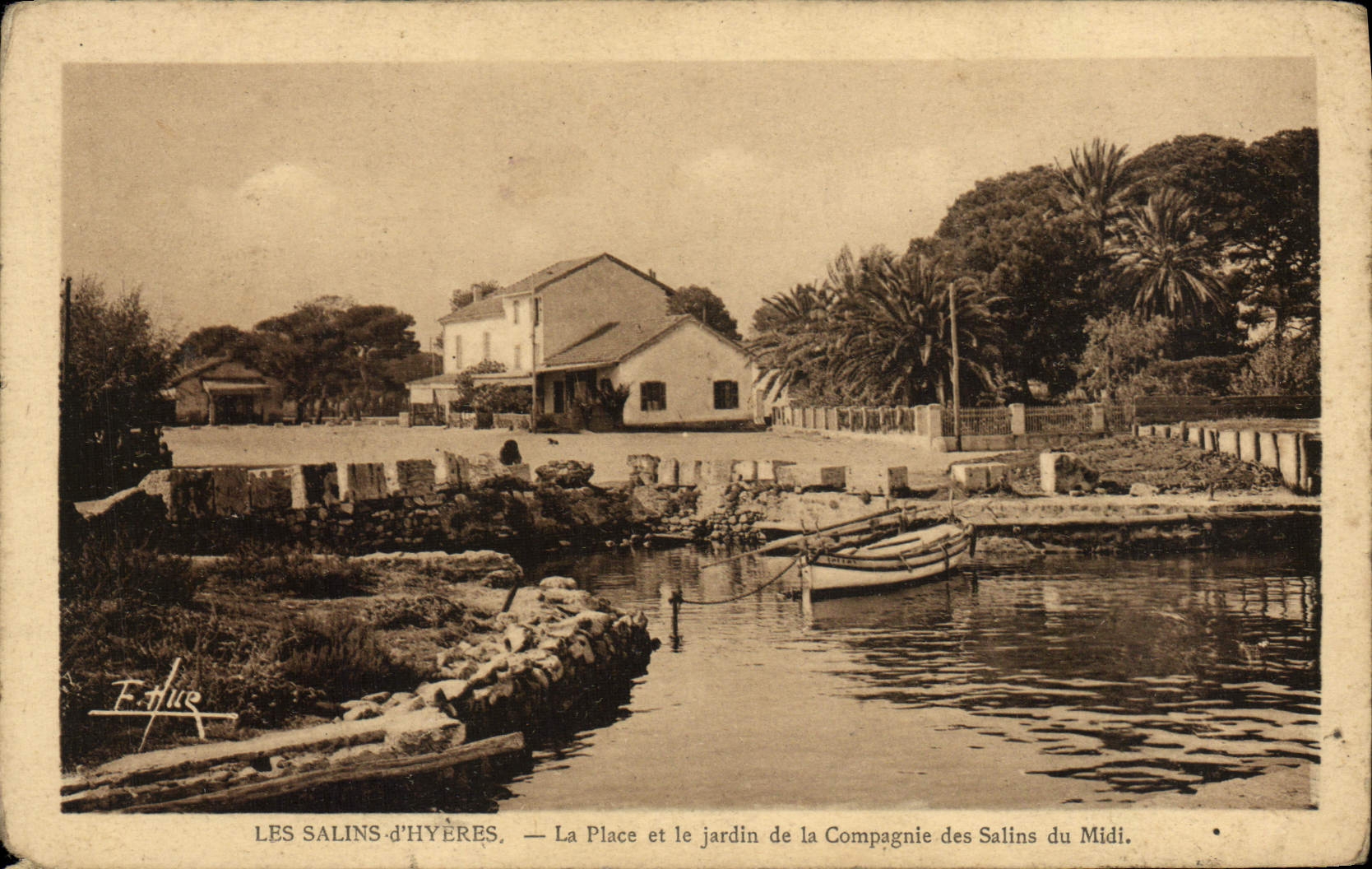 Les Salins-d'Hyères — La Place et le jardin de la Compagnie des Salins du Midi — E. d'Uce