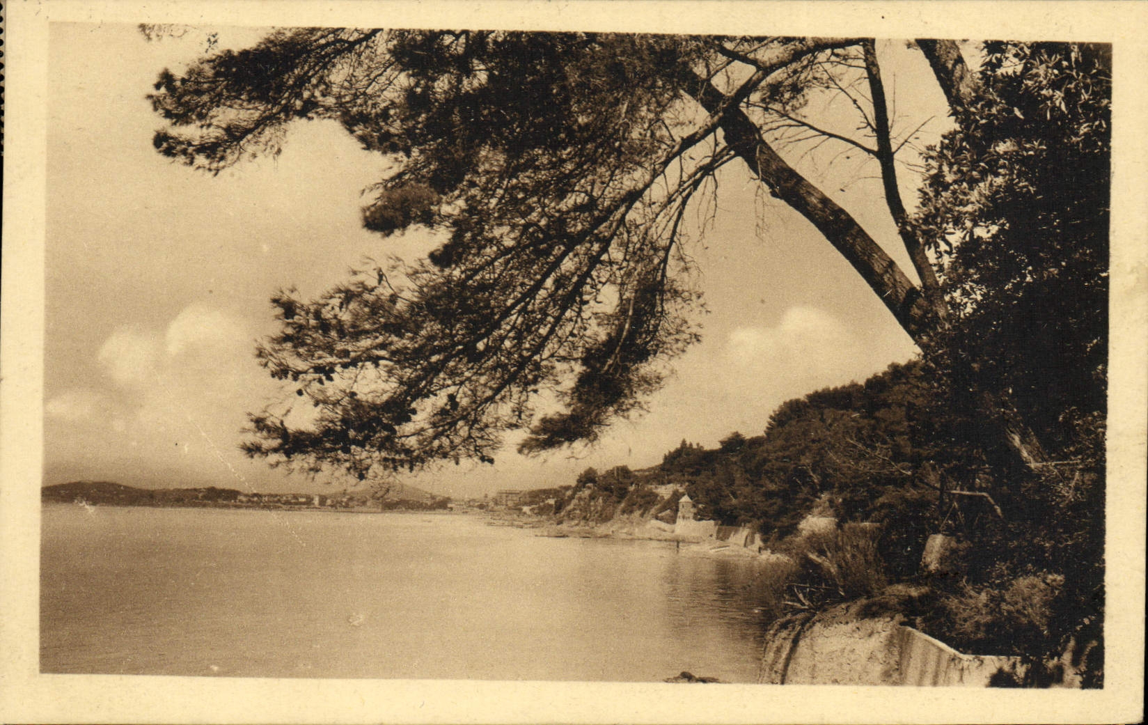 Toulon - Le Cap Brun — Vue de la plage — Éditions Léon Bartel (Var) n°216