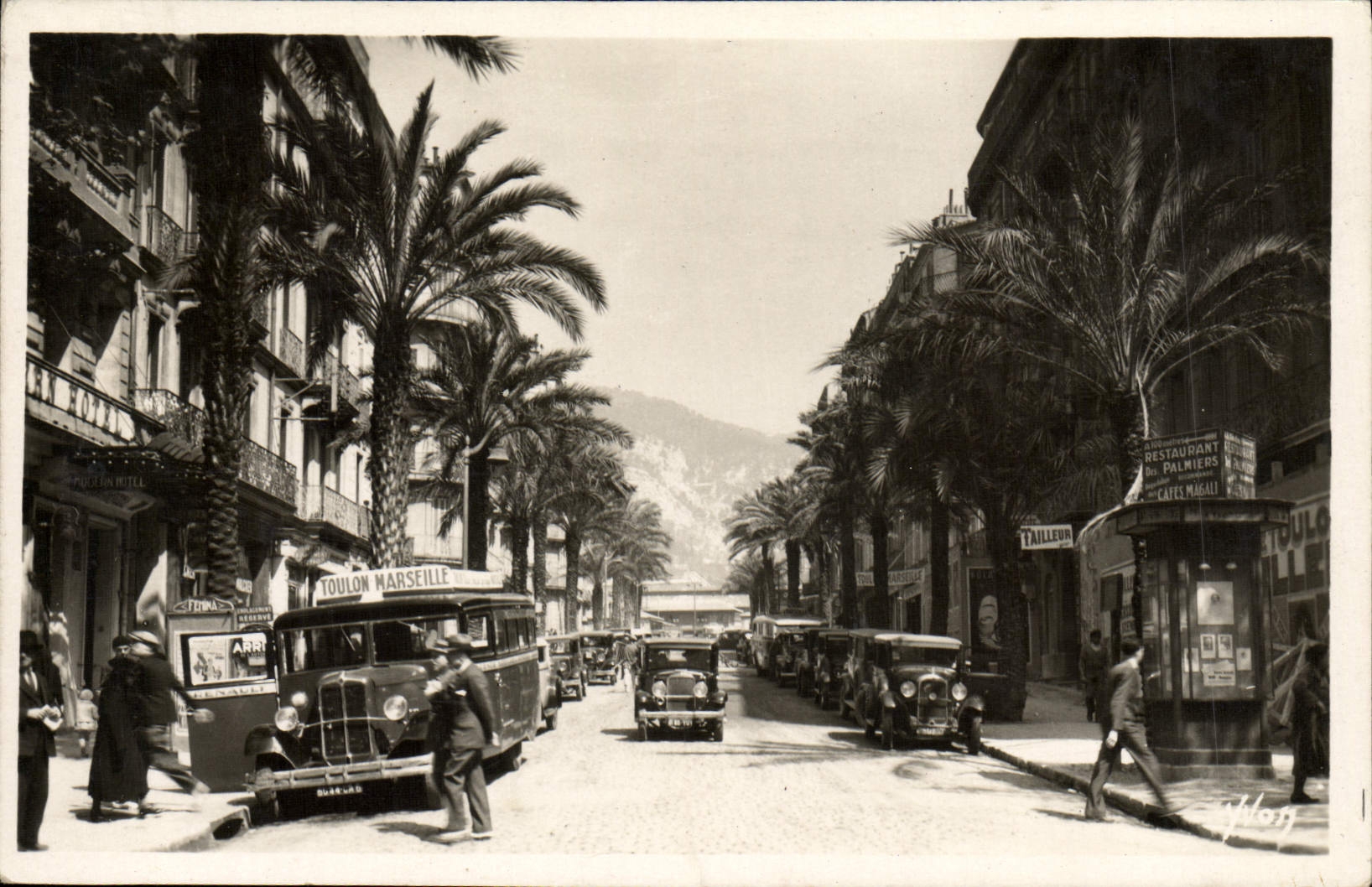 Toulon - Avenue Colbert — vue de la rue avec palmiers et bus — éditeur La Douce France