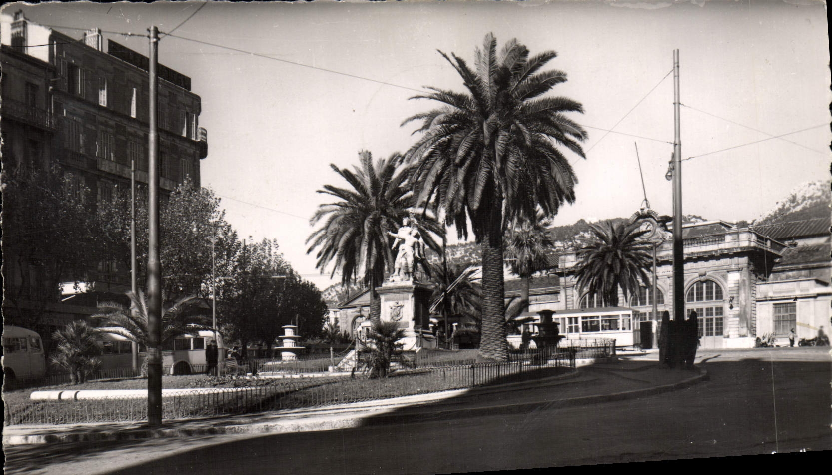 CPM Toulon Square Albert 1er et la Gare 