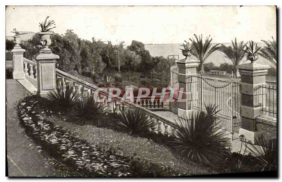 Jardin avec grille et escaliers — éditeur non visible — n° de série non visible