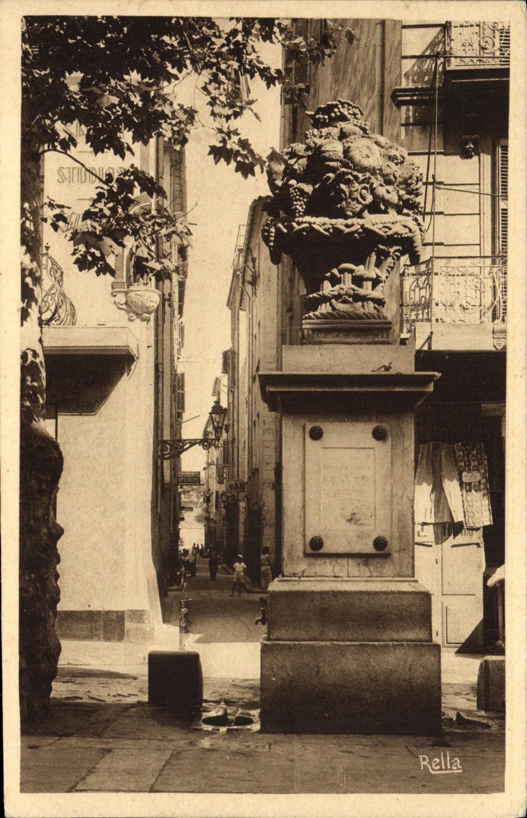 Toulon — Vieille fontaine au cours Lafayette — Collection 'BELLA' — La Côte d'Azur Varoise