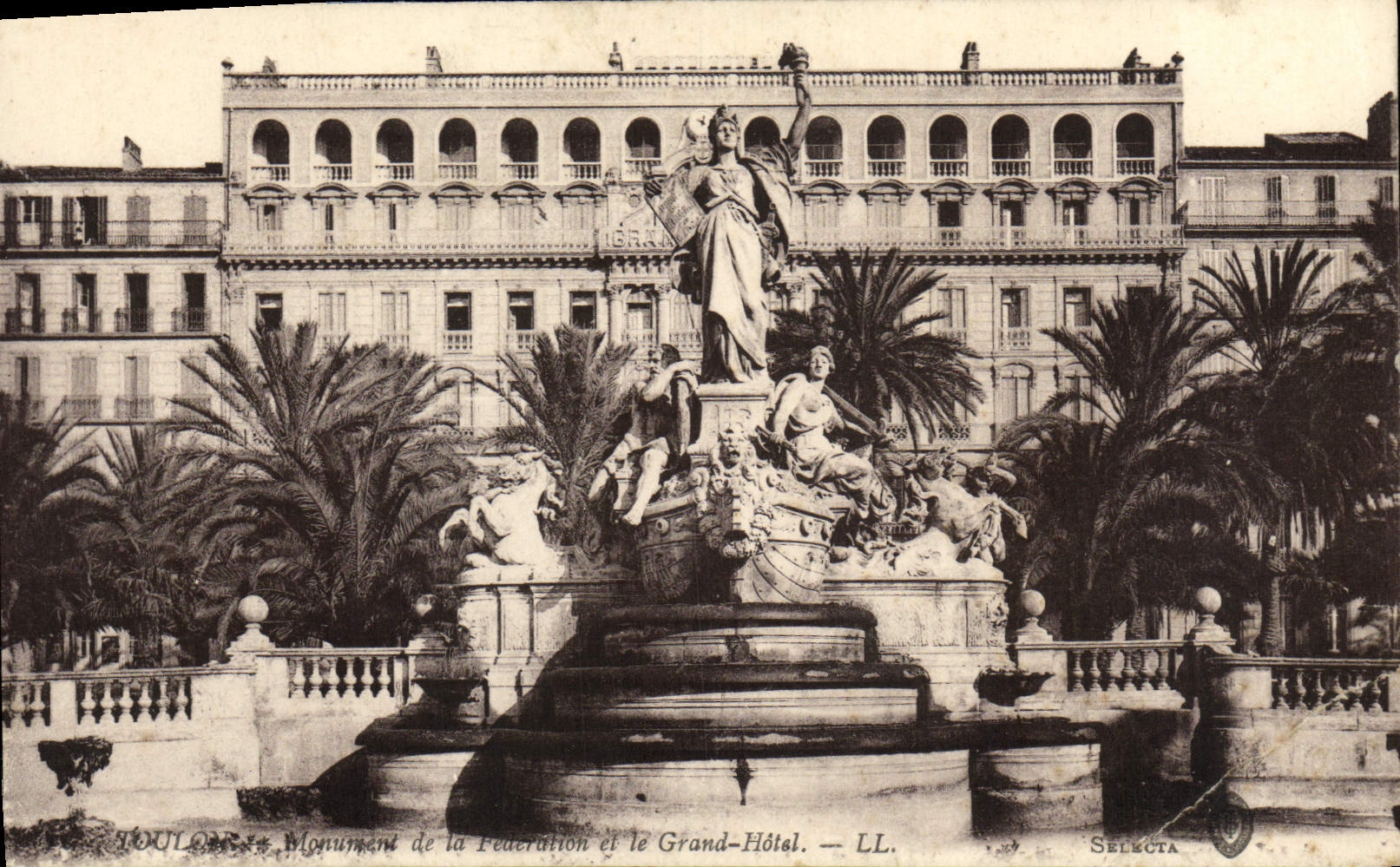 CPA Toulon Monument de la Federation et le Grand Hotel