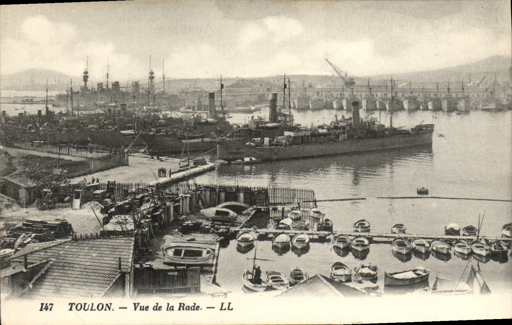 CPA Toulon Vue de la Rade Bateaux