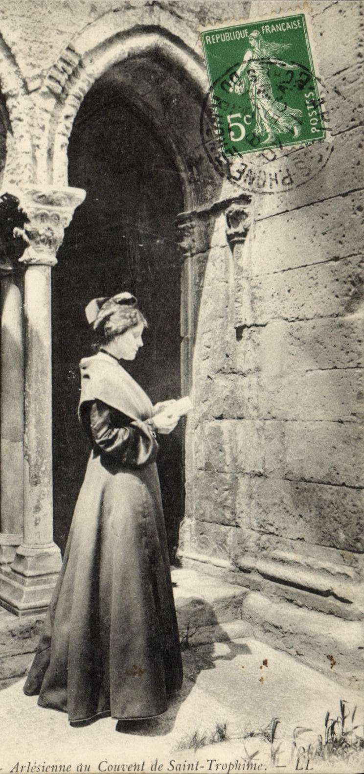 CPA Arles Arlesienne au couvent de Sainte Trophime Folklore 