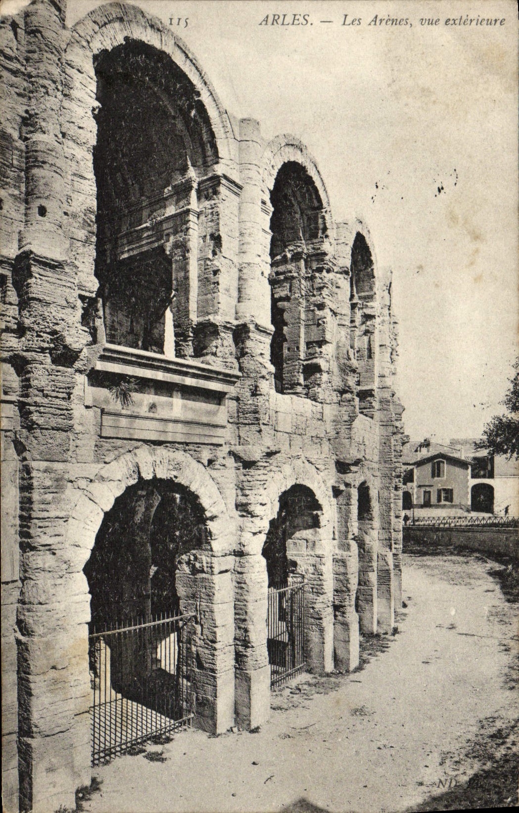 CPA Arles Les Arenes Vue Exterieure