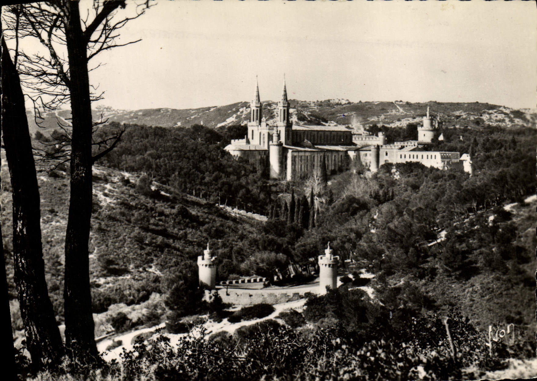 Abbaye Saint-Michel-de-Frigolet — Vue générale côté Nord — Éditions d'Art, Paris