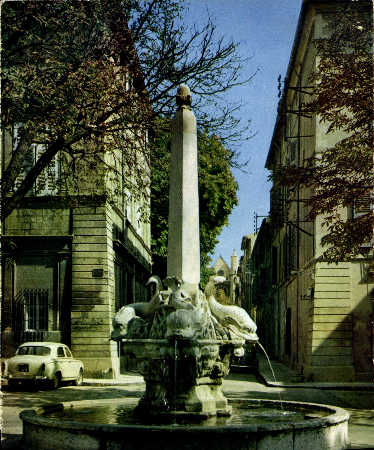 La Cité du Roy René — Fontaine des Quatre Dauphins — Éditions de France