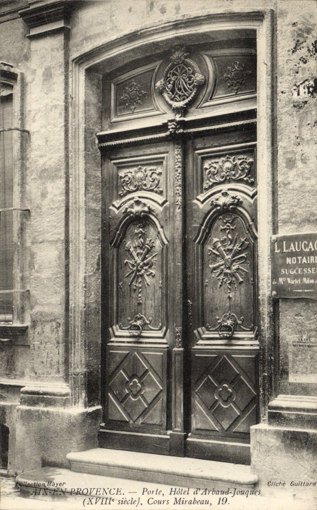 Aix-en-Provence — Porte, Hôtel d'Arbaud-Jouques (XVIIIe siècle), Cours Mirabeau, 19. — Collection Mayer, Cliché Guittard