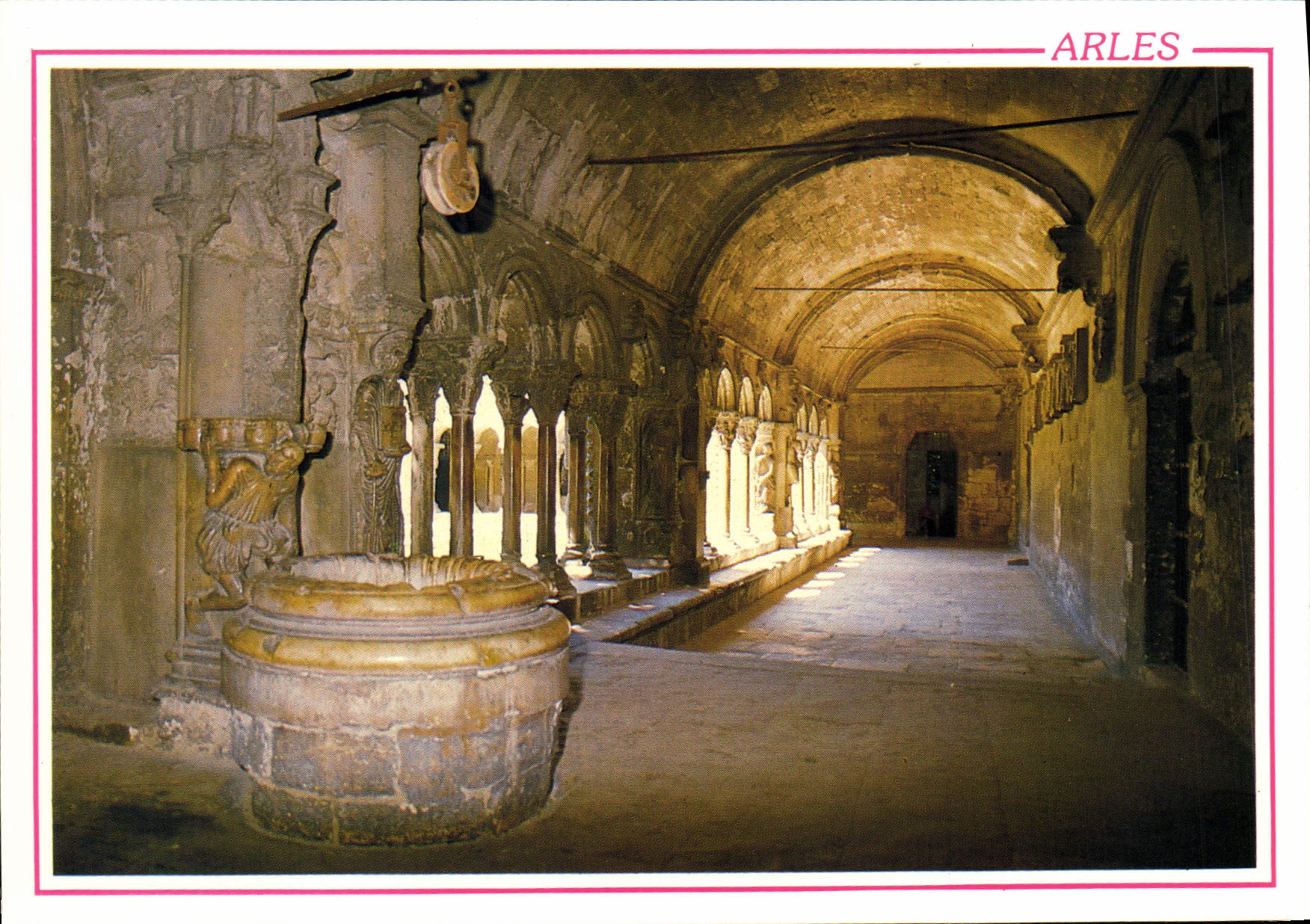 Arles — Le cloître Saint-Trophime — Le puits, Le bénitier des Chanoinnes