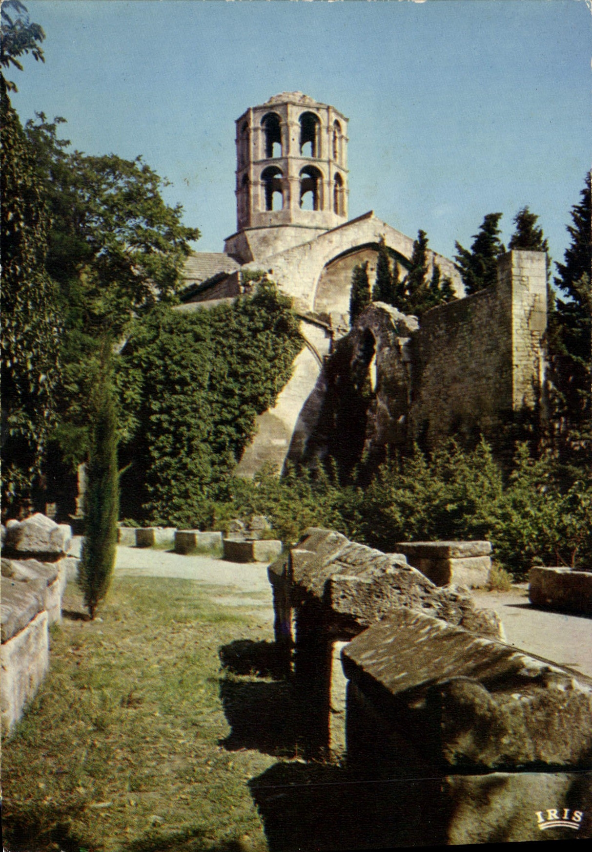 Les Alyscamps, nécropole antique — l'église St-Honorat VIe siècle — éditeur IRIS