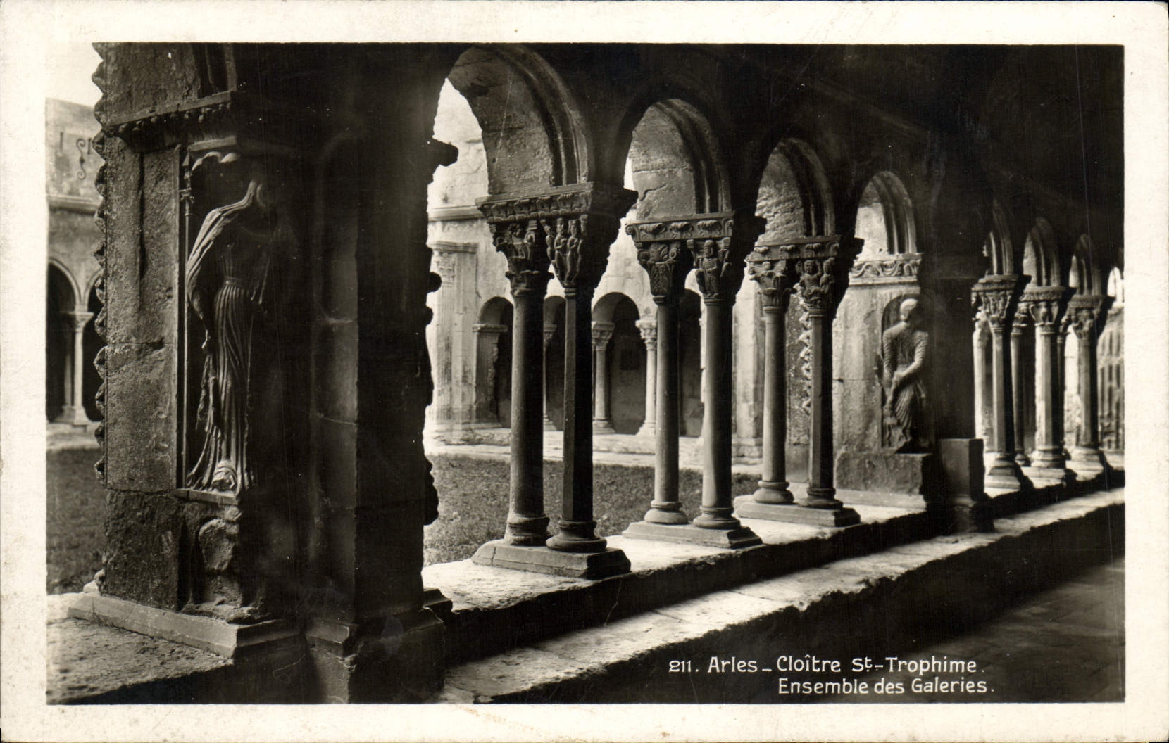 Arles - Cloître Saint-Trophime - Ensemble des Galeries