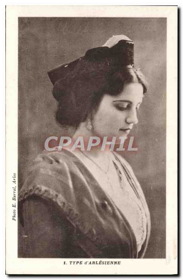 CPA Arles Type d'arlesienne Femme Folklore