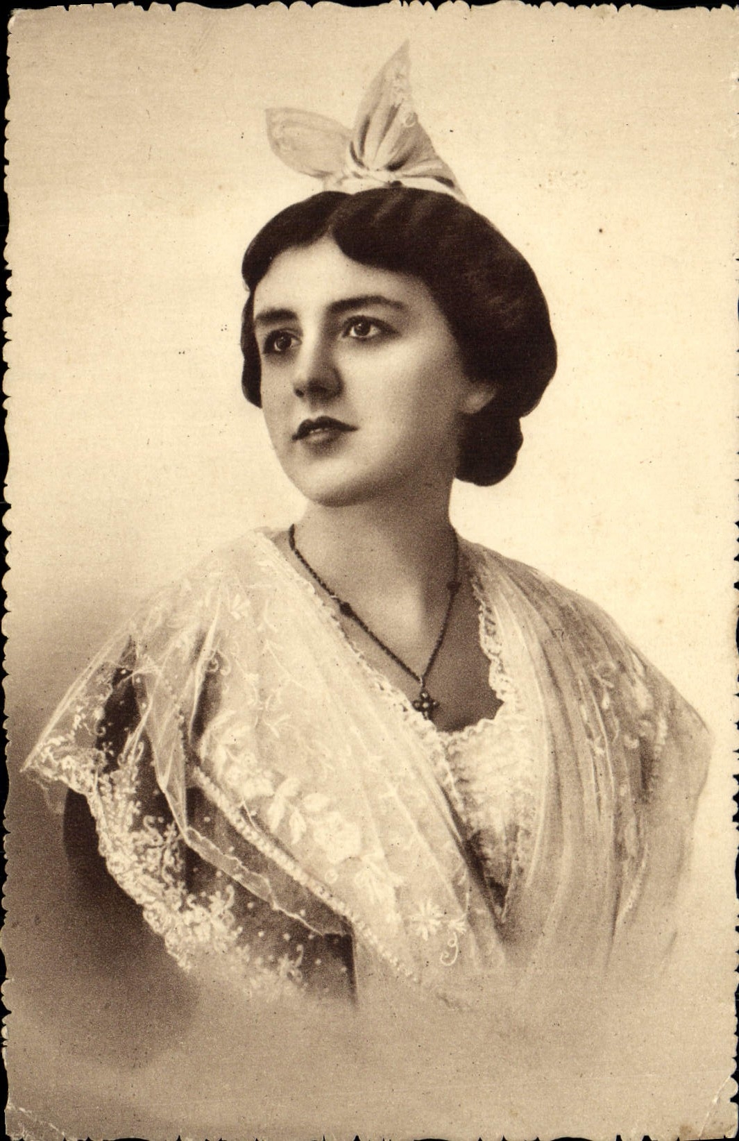 CPA Arles Costume de Mireille Femme Folklore 