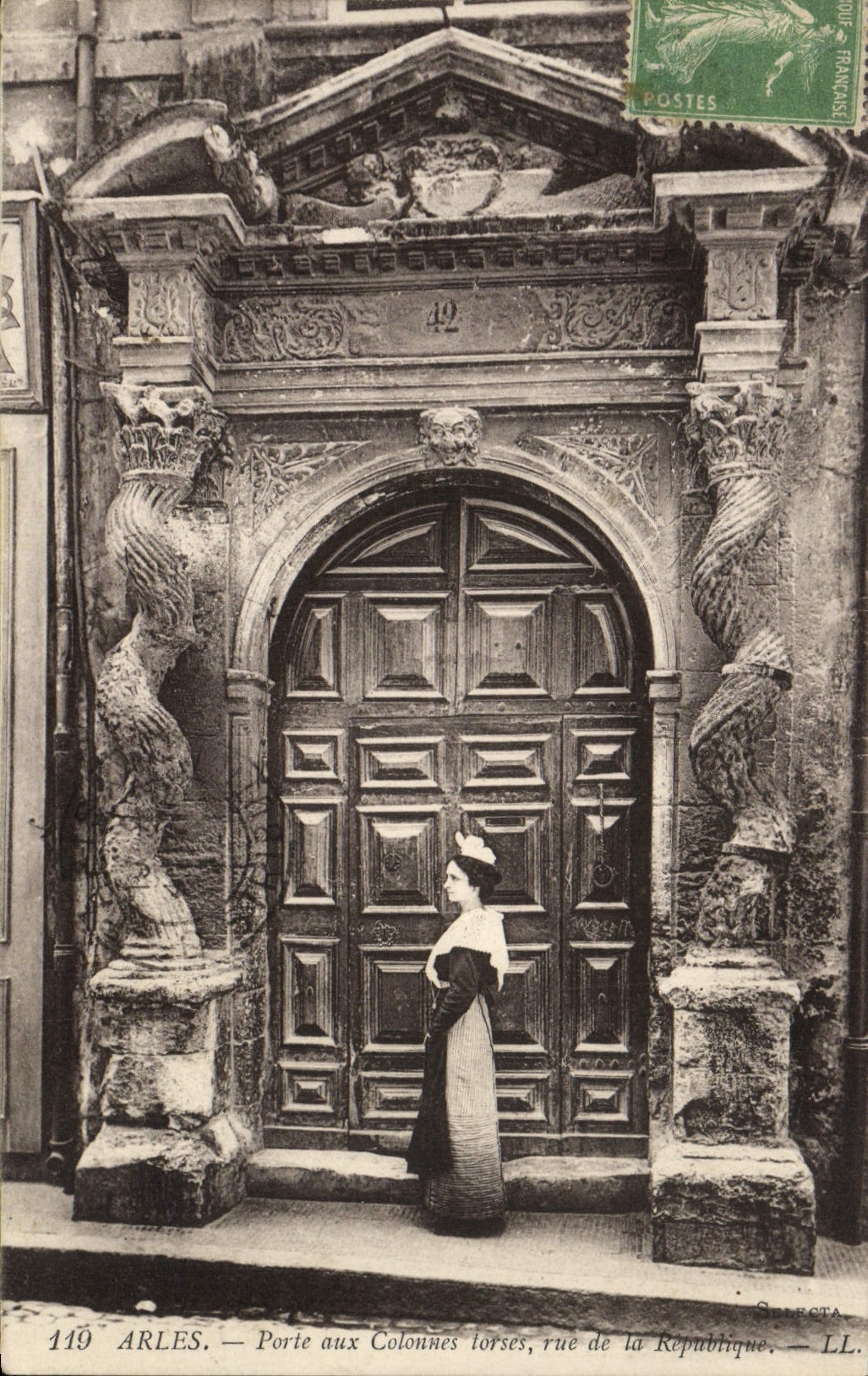Arles — Porte aux Colonnes torses, rue de la République — LL. Spaceta, n°119