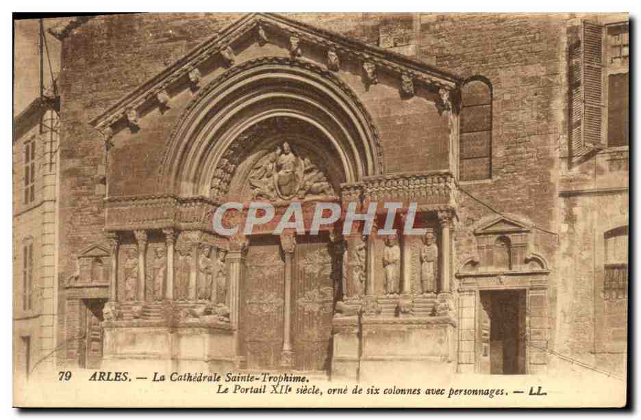 Arles — Kathedrale Saint-Trophime — Das Portal des 12. Jahrhunderts, mit sechs Säulen mit Figuren — LL