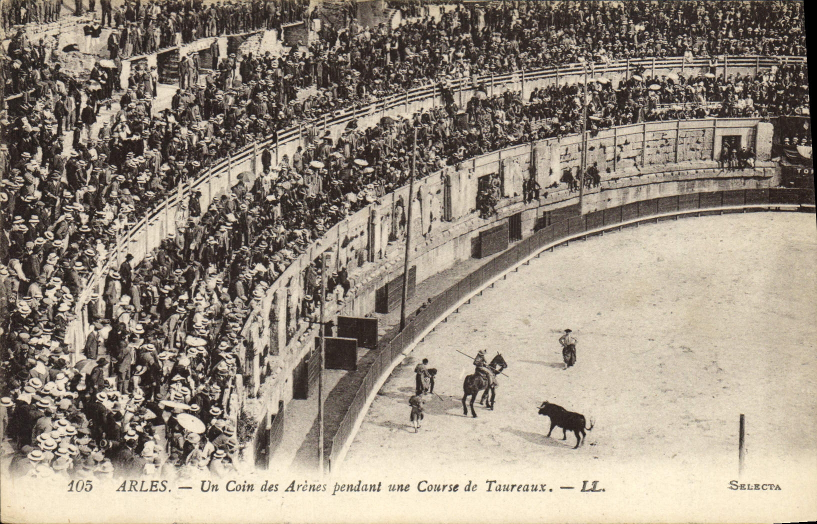 Arles — Un Coin des Arènes pendant une Course de Taureaux — LL. — SELECTA