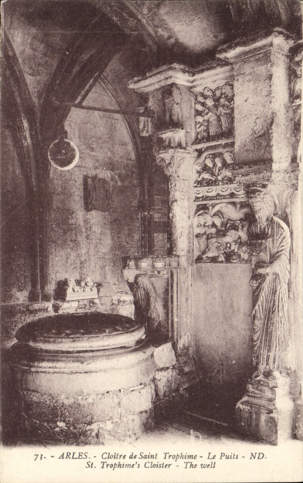 Arles - Cloître de Saint Trophime - Le Puits - ND. - 73