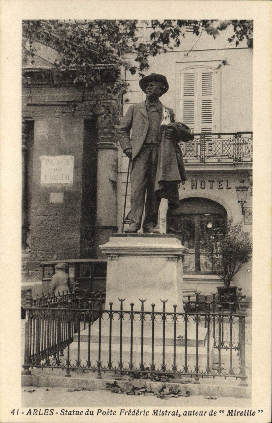 Arles - Statue du Poète Frédéric Mistral, auteur de "Mireille"