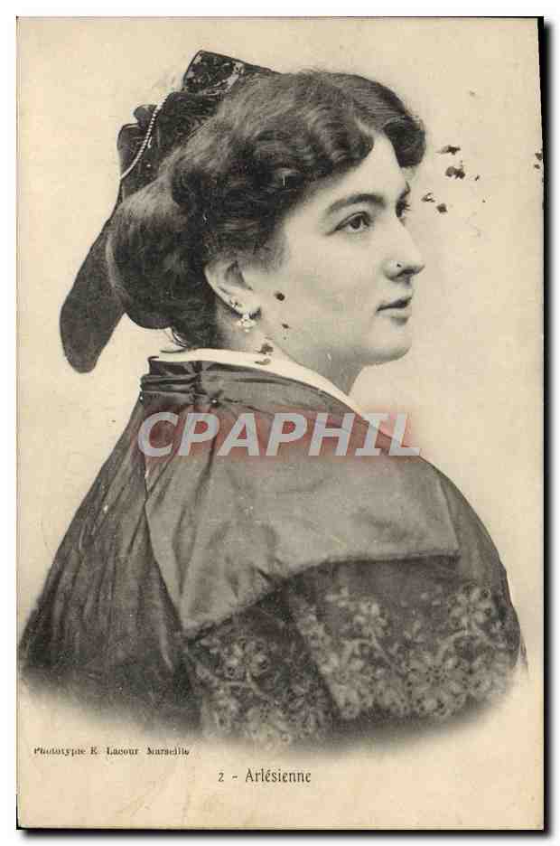 CPA Arles Arlesienne Femme Folklore 