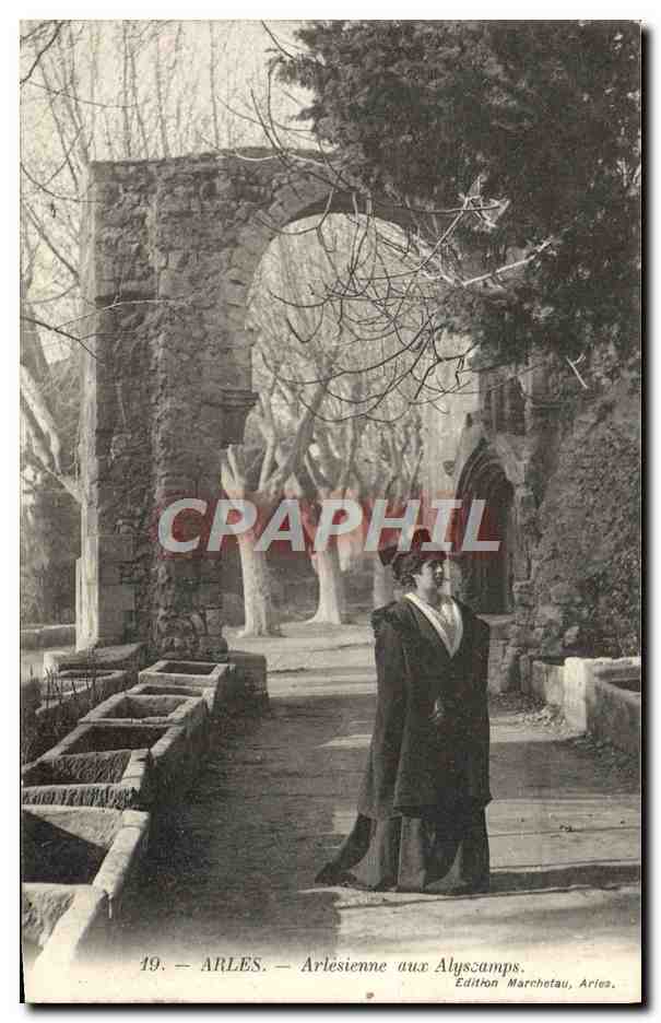 CPA Arles Arlesienne aux Alysecamps Femme Folklore 