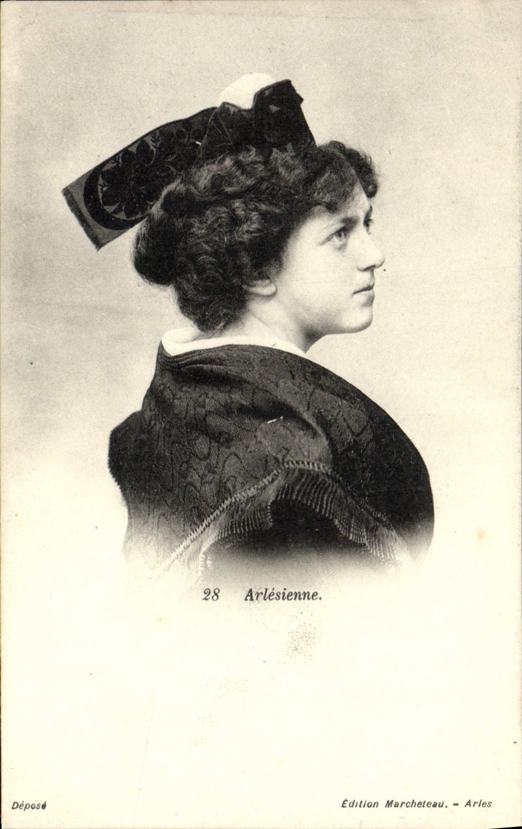 Arlésienne — Portrait de femme en profil — Édition Marcheteau - Arles
