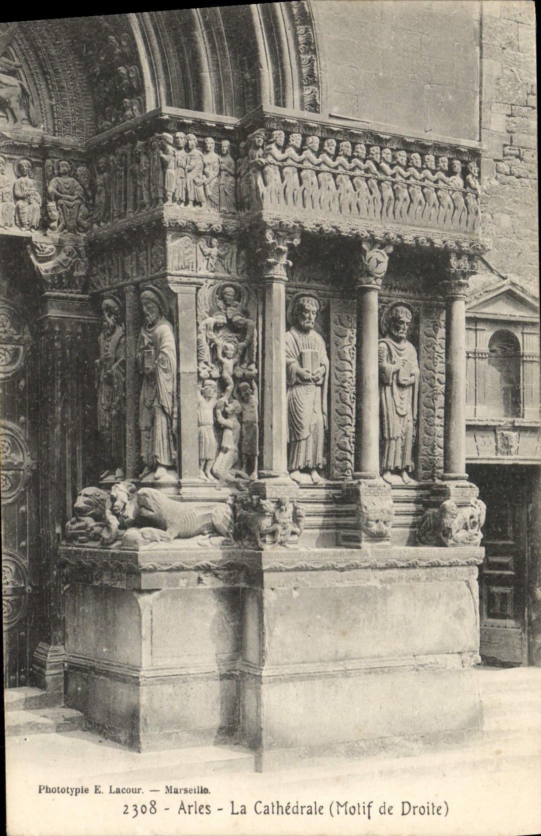 CPA Arles La Cathedrale Motif de droite 