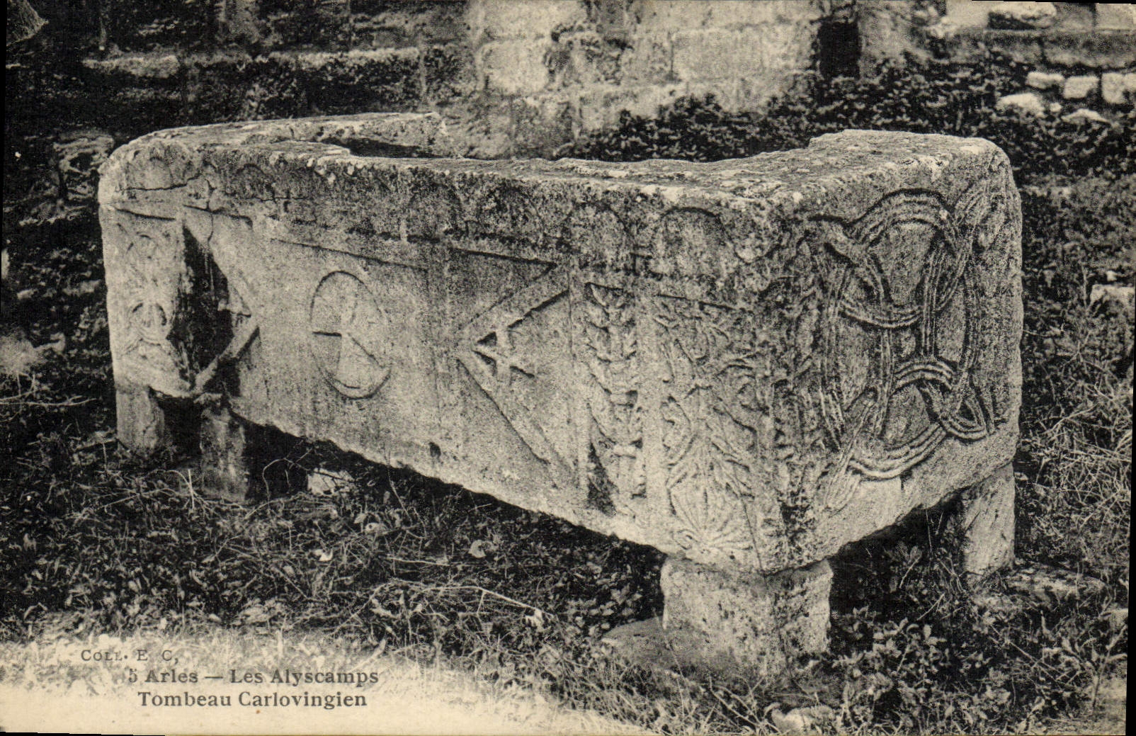 CPA Arles Les Alyscamps Tombeau Carlovingien
