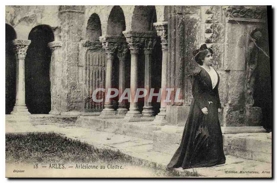 CPA Arles Arlesienne Au Cloitre Femme Folklore