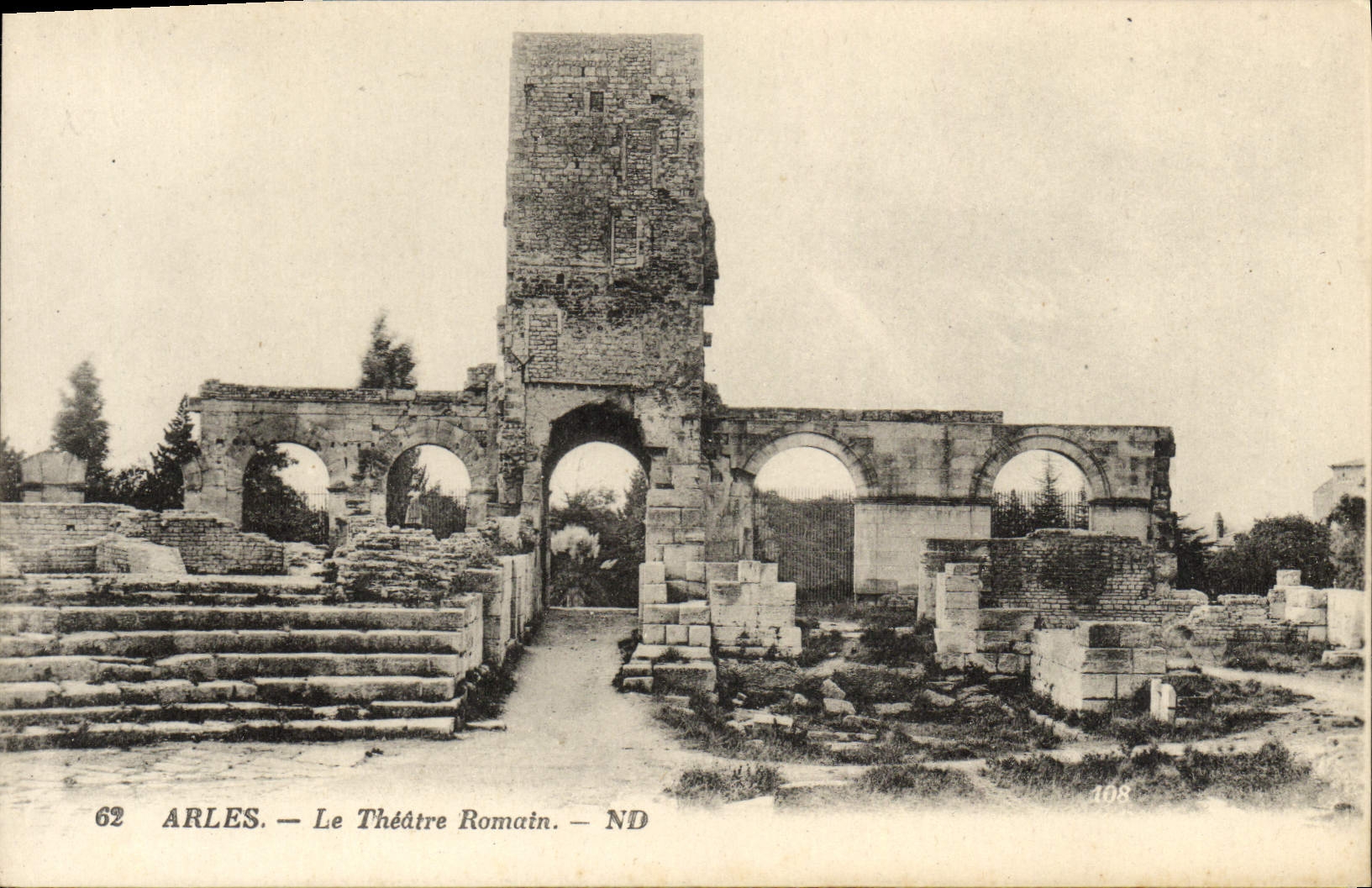 Arles — Le Théâtre Romain — ND
