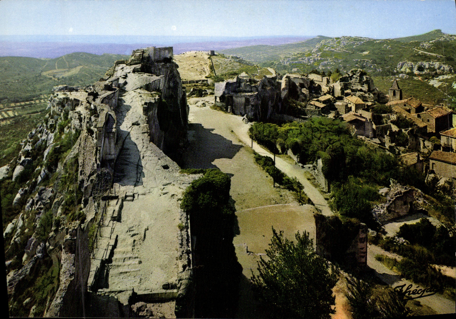 Les Baux-de-Provence — village des Hauts-Lieux de France — Éditions Thééjac