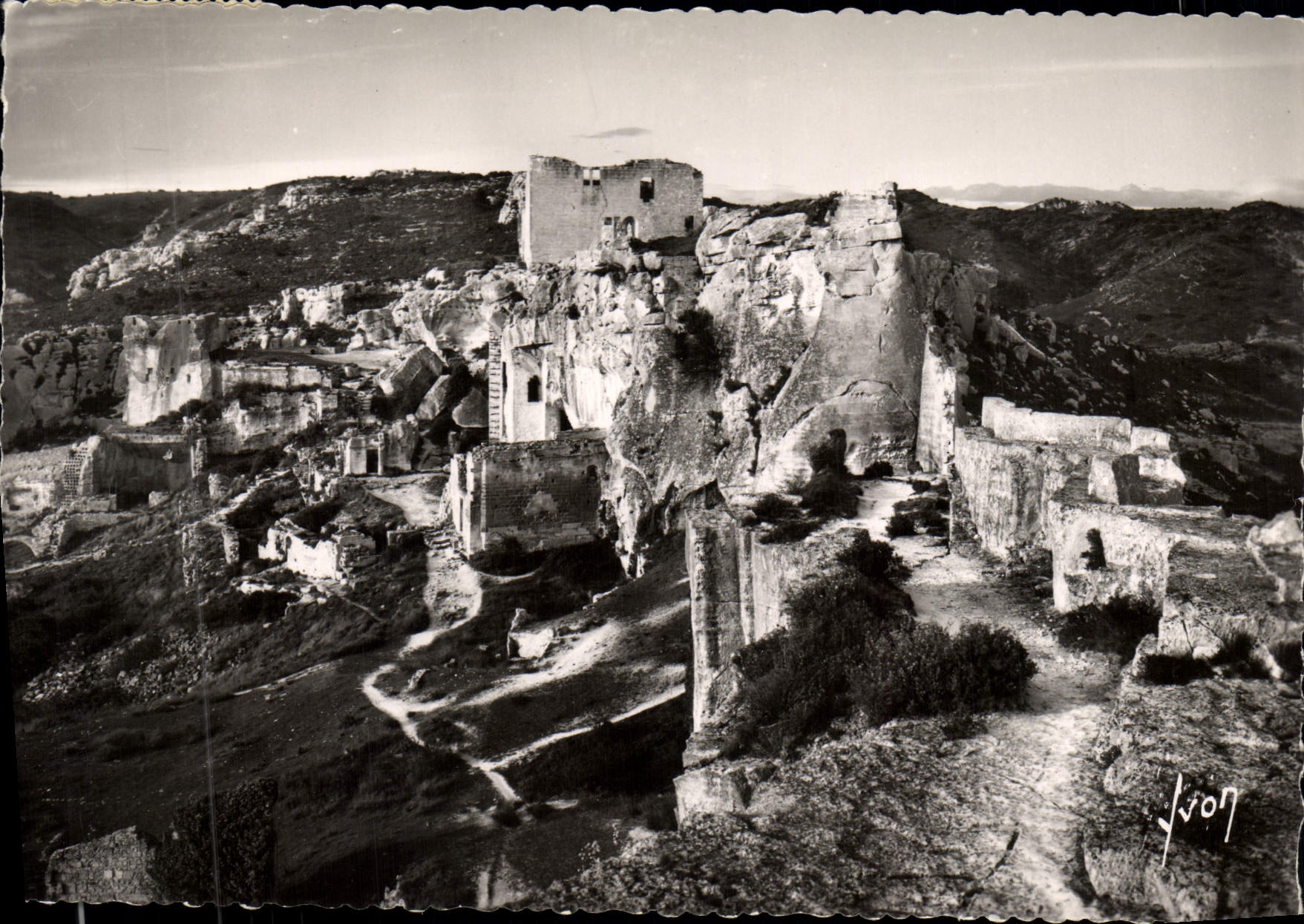 Les Baux-de-Provence — Ensemble des ruines de l'ancien hôpital Ste-Blaise et du château féodal — J. Vion