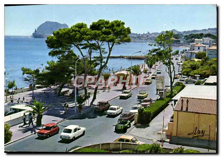 CPM La Ciotat Promenade sur la plage Monument aux freres Lumiere Cinema 