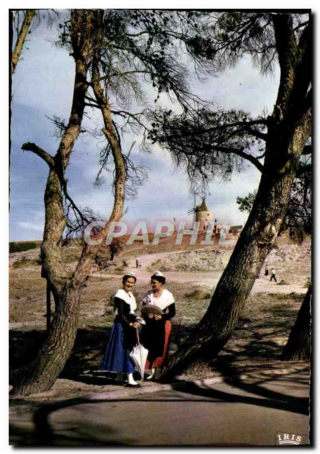 CPM Fontvieille Le Moulin de Daudet Arlesiennes Femmes Folklore Arles