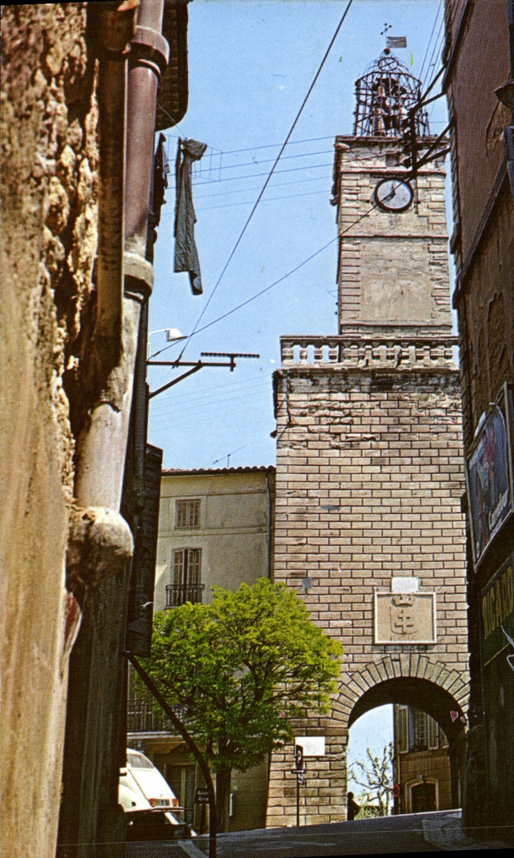 CPM Lambesc en Provence Le Jacquemart Vue de la Porte de Salon de Provence