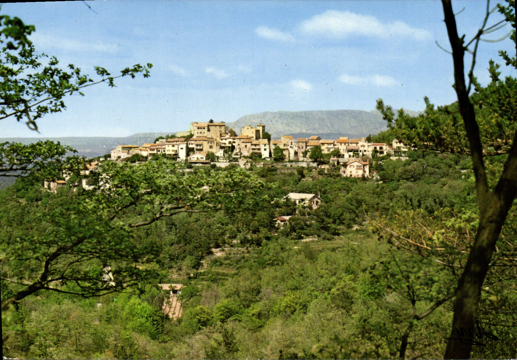 Vue générale, au loin la chaîne de Sainte-Victoire — Mimet 13120 — ARYchromes