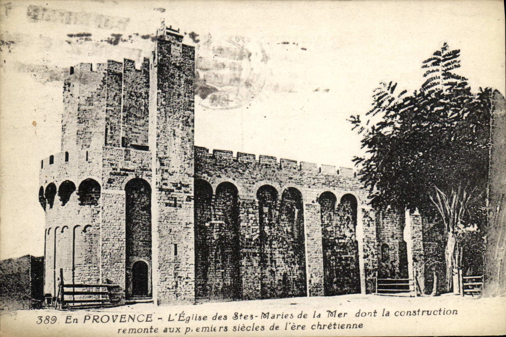 En PROVENCE - L'Église des Saintes-Maries de la Mer dont la construction remonte aux premiers siècles de l'ère chrétienne — n° 389