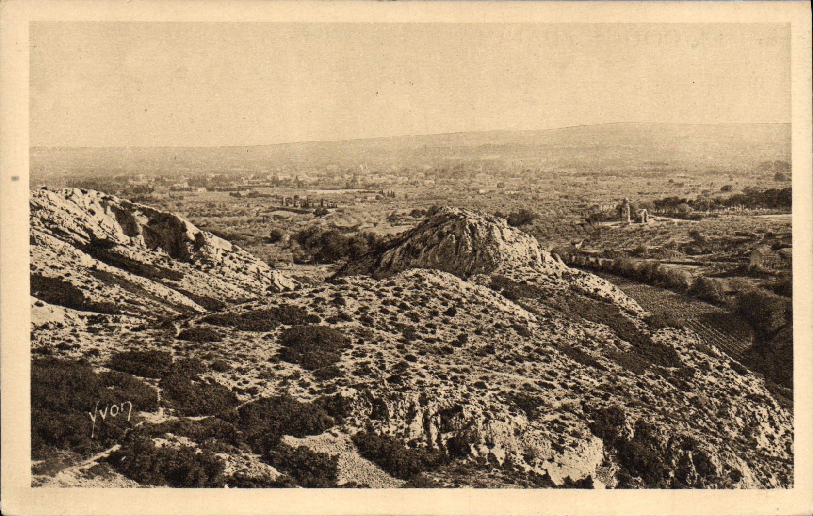 Saint-Rémy-de-Provence — Le Plateau des Antiquités vu des Alpilles — Édition d'Art YVON, Paris