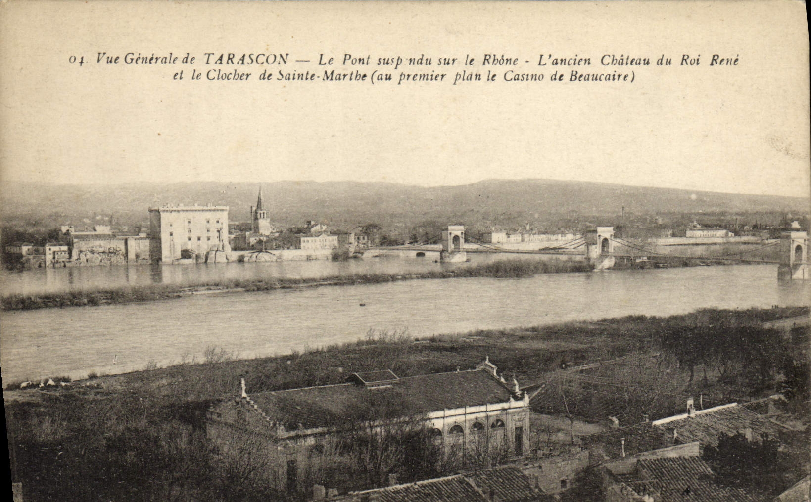 Tarascon — Vue Générale avec Pont suspendu sur le Rhône, Château du Roi René et Clocher de Sainte-Marthe