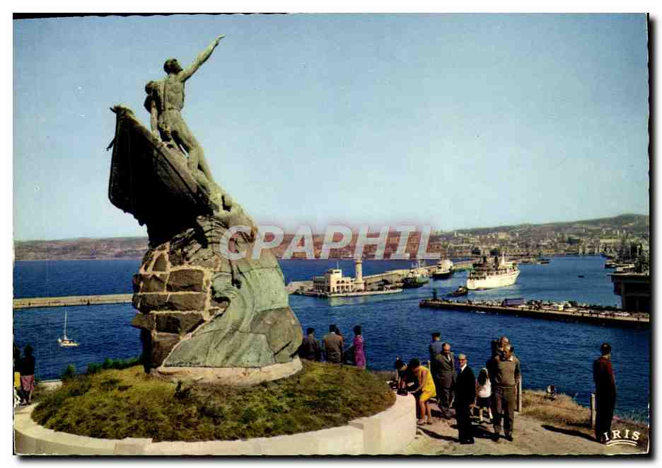 CPM Marseille Le Monument aux Morts de la Mer Bateau 