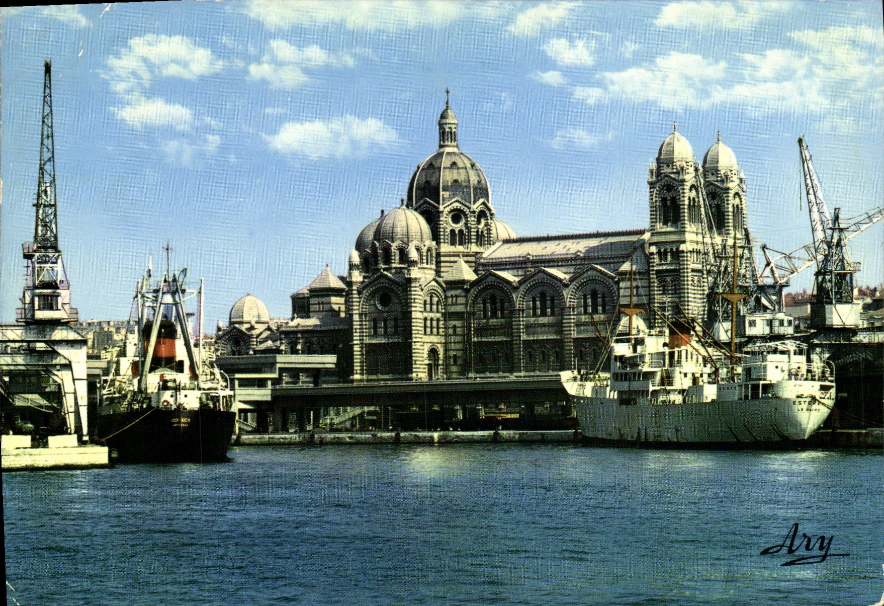 CPM Marseille La cathedrale et quai de la Joliette Bateaux 